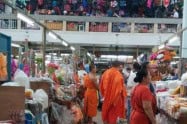 Shoppers browse stalls at Ton Lam Yai Market in Chiang Mai with colourful goods and busy atmosphere.