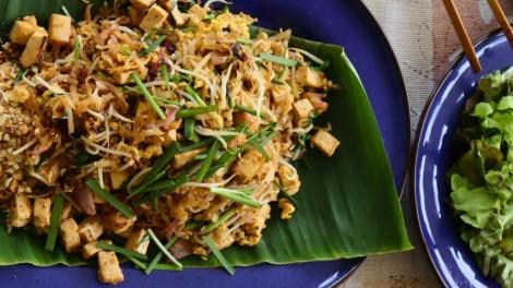 Traditional Thai dishes served on banana leaves at Ploen Ruedee Market in Chiang Mai.